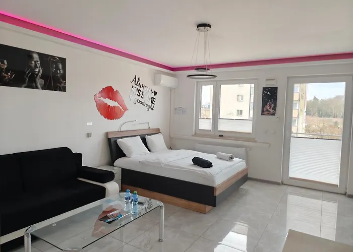 Good Day Apartments- Private Parking New Town