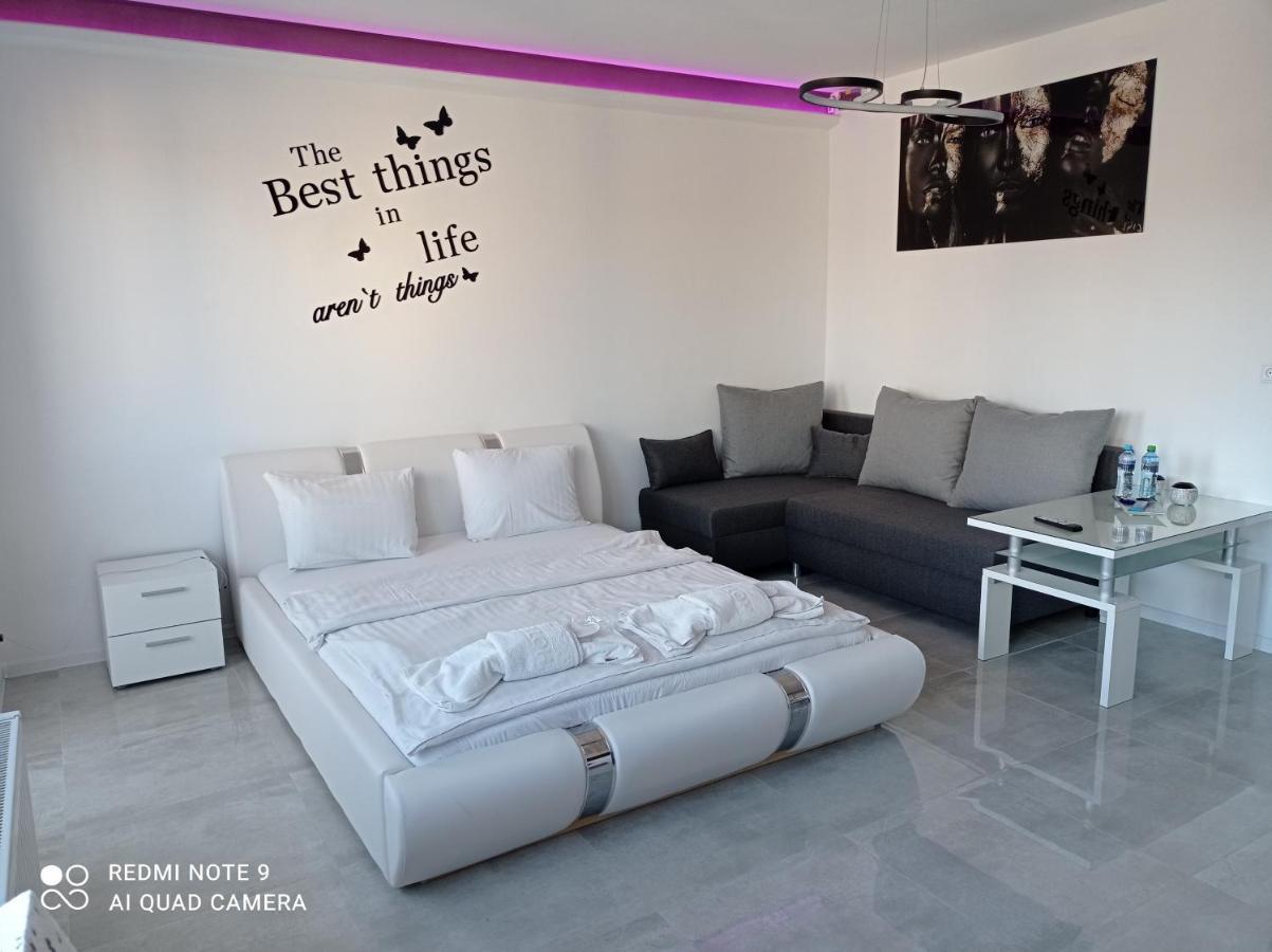 Good Day Apartments- Private Parking New Town Apartment
