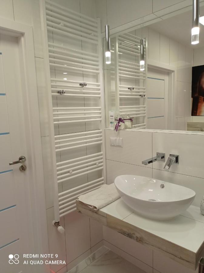 Good Day Apartments- Private Parking New Town Apartment