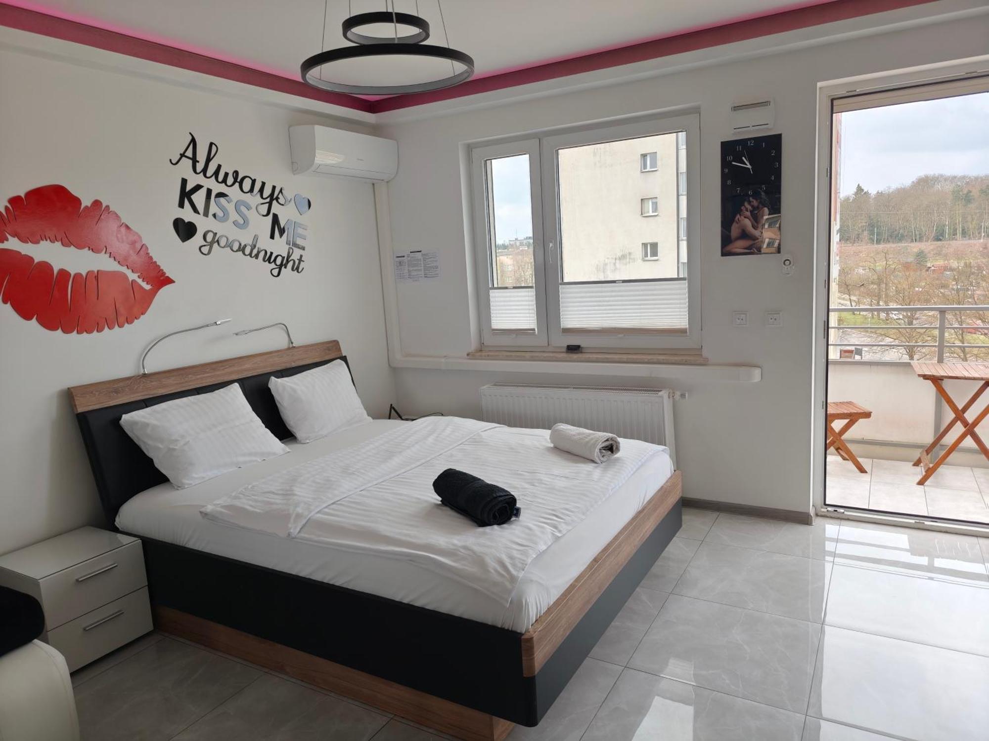 Good Day Apartments- Private Parking New Town *